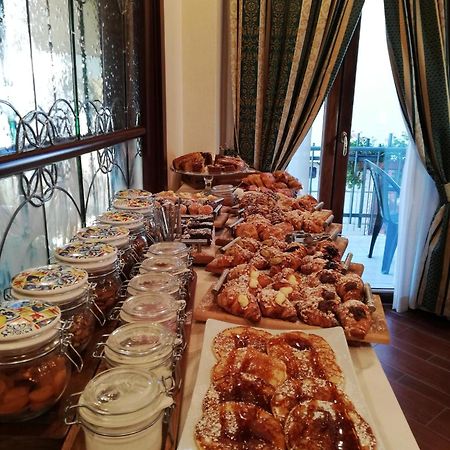 Hotel Petite Fleur Рокарасо Екстериор снимка