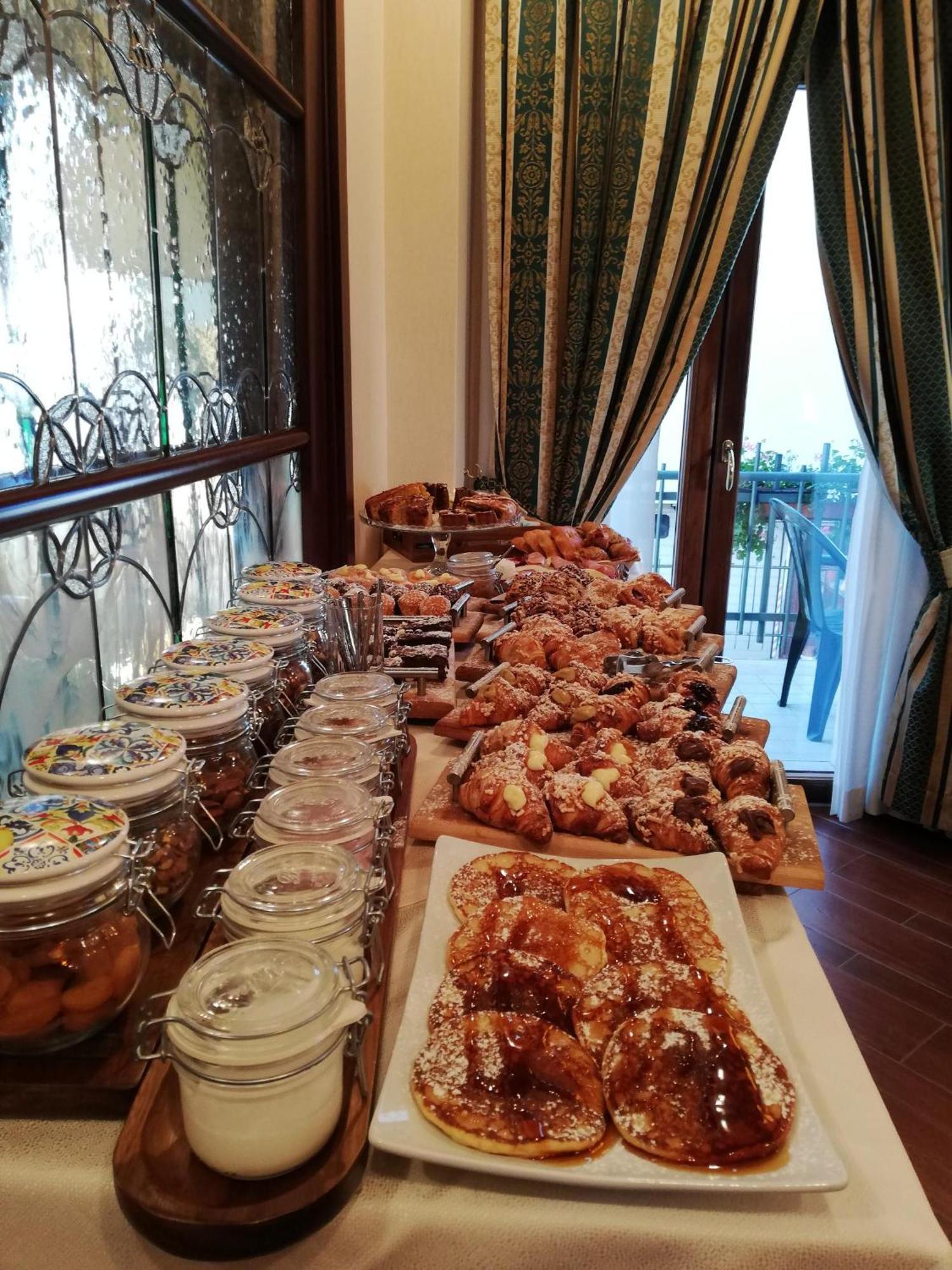 Hotel Petite Fleur Рокарасо Екстериор снимка